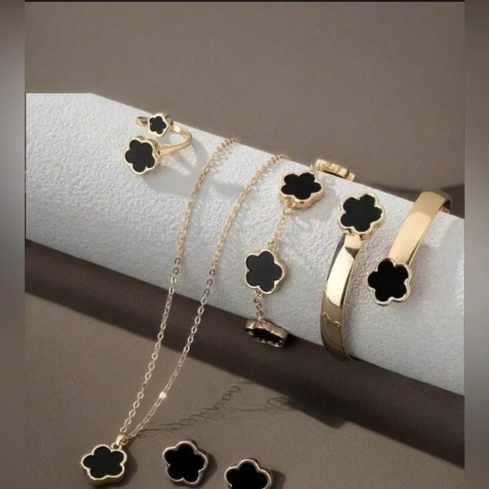 ✨NEW✨ Elegant Black and Gold Flower Clover 6 piece Jewelry Set